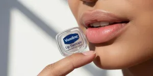 Cara Menggunakan Vaseline Lip Therapy untuk Bibir Hitam agar Cerah dan Lembap Alami