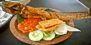 Cara Sederhana Menggoreng Ikan Lele Tanpa Melengkung dan Lembek