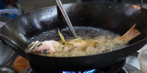 Cara Simpel Goreng Ikan agar Wajan Tidak Lengket