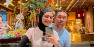 Cara Zee Zee Shahab Jaga Keharmonisan dengan Suami Tercinta