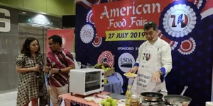 Celebrity Chef Vindex Tengker Ramaikan AEON American Food Fair