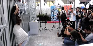 Cewek Cantik Ini Jadi Rebutan Puluhan Pria di ICE 2014