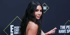Dandan Sporty & Sederhana, Kim Kardashian Bikin Pangling dengan Wajah Polos Tanpa Makeup