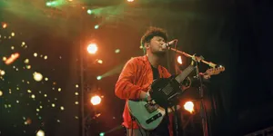 Dari 'Saudade' Sampai 'Konon Katanya', Begini Penampilan Kunto Aji di '17-an Merdeka' yang Mengharu Biru