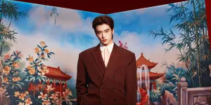 Debut di Sampul ELLE MEN, Zhang Kangle Tampil Hangat dengan Nuansa Tahun Baru China