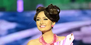 Demi Fashion, Siti Badriah Mulai Koleksi Boots