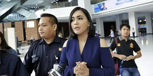 Denada Ungkap Alasan Soal Bawa Anak Berobat ke Singapura