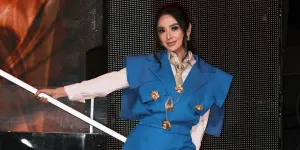 Dewi Perssik Tampil Stylish saat Jadi Juri Dangdut Academy 8