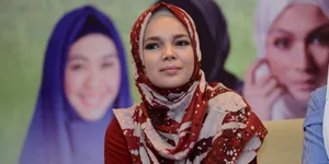 Dewi Sandra Siap Ikuti Oki Setiana Dewi Jadi Ustazah?