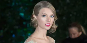 Di Balik 'Bayangan Gelap' di Wajah Taylor Swift