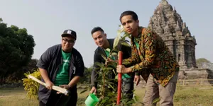 Di Bawah Sengatan Matahari, Igor Saykoji & Andovi da Lopez Tanam Bibit Pohon