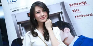 Didik Anak, Donita Ajarkan Hal Baik Agar Jadi Kebiasaan