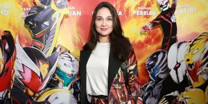 Dukung Pacar, Luna Maya Hadir di Gala Premiere Film SATRIA HEROES