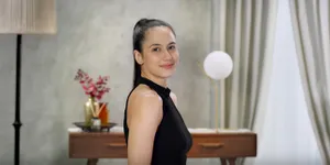 Eksplorasi Gaya Rambut di Rumah Aja ala Pevita Pearce, Mau Tahu Trik Andalannya?