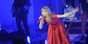 Ekspresi-Ekpresi Lucu Taylor Swift Saat Selfie