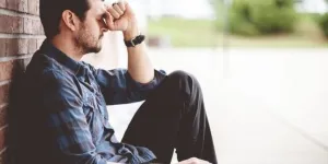 Empat Sinyal Tersembunyi dari Orang Kesepian yang Terlihat Ceria di Depan Umum