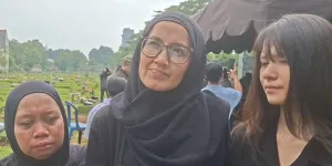 Epy Kusnandar Dimakamkan, Tangis 'Istri' dan 'Anak' Kang Mus 'Preman Pensiun' Pecah