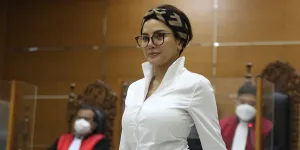 Fahmi Bachmid Marah Saat Nikita Mirzani Dihalangi Petugas Kejaksaan Saat Hendak Diwawancara Awak Media