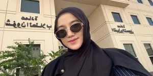 Foto Dengan Latar Belakang Biru Ala Orang Menikah, Wirda Mansur Buat Banyak Orang Bertanya-tanya