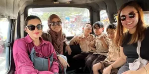 Foto-foto Ashanty dan Meisya Siregar Temani Anak Naik Angkot, Panas-panasan Tahan Puasa