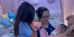 Foto-foto Mikhayla Gemas dengan Baby Zica Anak Asisten Pribadi Nia Ramadhani, Pulang Sekolah Langsung Berlari Menemui