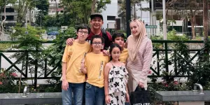 Foto Keluarga Pasha Ungu dan Adelia, Bahagia Bareng 4 Anak yang Beranjak Dewasa