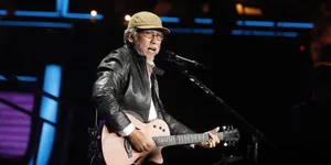 Gelar Konser Eklusif, Iwan Fals Himbau Penonton Jaga Kebersihan