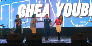 Ghea Youbi Iseng Kerjai Gian Zola di Panggung Launching Tim Arema FC