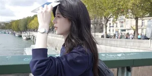 Go Youn Jung di Paris, Outfit Casual dan Makeup Natural