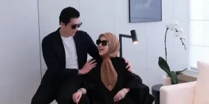 Hadiah Bunga Jadi Sorotan, Ini Potret Mesra Syahrini dan Reino Barack Rayakan Anniversary Pernikahan di Singapura