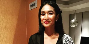 Happy Salma Ceritakan Pengalaman Adaptasi Dengan Keluarga Suami