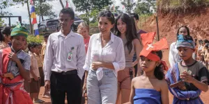 Hasil Penjualan Perhiasan Rancangan Desainer Lady Gaga Ini Disumbangkan untuk Bangun Sekolah di NTT