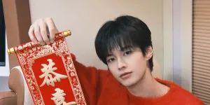 He Yu Tunjukkan Kualitas Menyanyinya di Perayaan Imlek, Tampil Memukau Sambil Joget Tipis-tipis