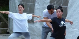 Hilangkan Jenuh, Anjasmara Jadi Pelatih Yoga di Lokasi Syuting Sinetron 'LOVE STORY THE SERIES'