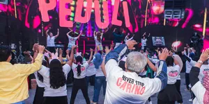 Holywings Peduli Ajak Warga Makassar Hidup Sehat Lewat Senam Anging Mammiri, Salurkan Bantuan Rp30 Juta