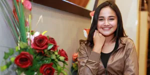 Homeschooling, Syifa Hadju Bawa Buku UN ke Lokasi Syuting