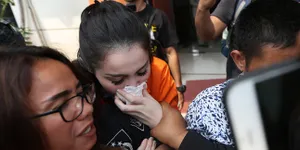 Ibu Jennifer Dunn Pingsan Saat Anaknya Ditangkap Karena Narkoba