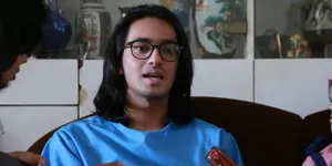 Identik Dengan Rambut Gondrong, Omar Daniel Mau Potong Cepak?