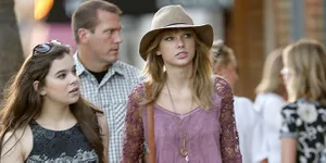 Ingin Tabrak Warna? Coba Tiru Style Taylor Swift Ini