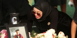 Ini Alasan Angelina Sondakh Ikut Menggotong Peti Jenazah Sang Ayah ke Liang Lahat