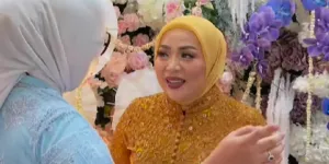 Intip Penampilan Muzdalifah di Acara Tunangan Sang Anak yang Curi Perhatian