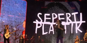 Ipang Lazuardi dan Didit 'Seperti Plastik' Sukses Bikin Nostalgia di Synchronize Fest 2025