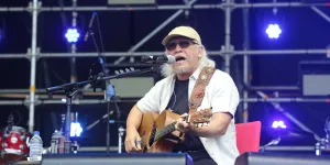 Iwan Fals Tak Kuasa Tahan Tangis Saat Bahas Lagu 'Ibu'