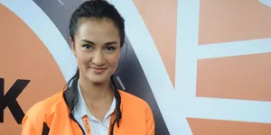 Jadi 'Tukang Ojek', Atiqah Hasiholan Tak Perlu Izin Suami