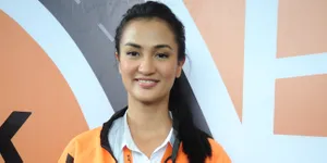 Jadi Tukang Ojek, Atiqah Hasiholan Termotivasi Ibu-Ibu Naik Motor