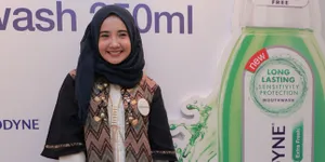 Jaga Kesehatan Gigi Saat Puasa, Zaskia Sungkar Pakai Mouthwash