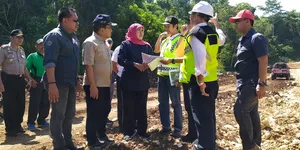 Jalan Menuju Pantai Malang Selatan Susah Dijangkau, Khofifah: Dua Tahun Ke Depan Akses Jalan Semakin Terbuka Dan Mudahkan Wisatawan Berlibur