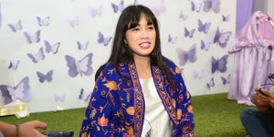 Jalani Proses Lahiran, Ussy Ditemani Buah Hatinya