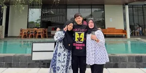 Jirayut Pamer Momen Bareng Ibu Kandung dan Ibu Tiri, Akur Banget