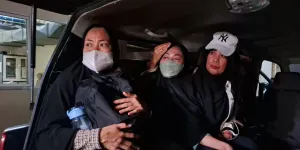 Karina Ranau Temani Jenazah Epy Kusnandar di Ambulance, Menangis Sambil Mohon Doa Untuk Suaminya